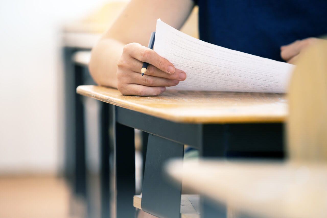 試験を受ける看護師のイメージ