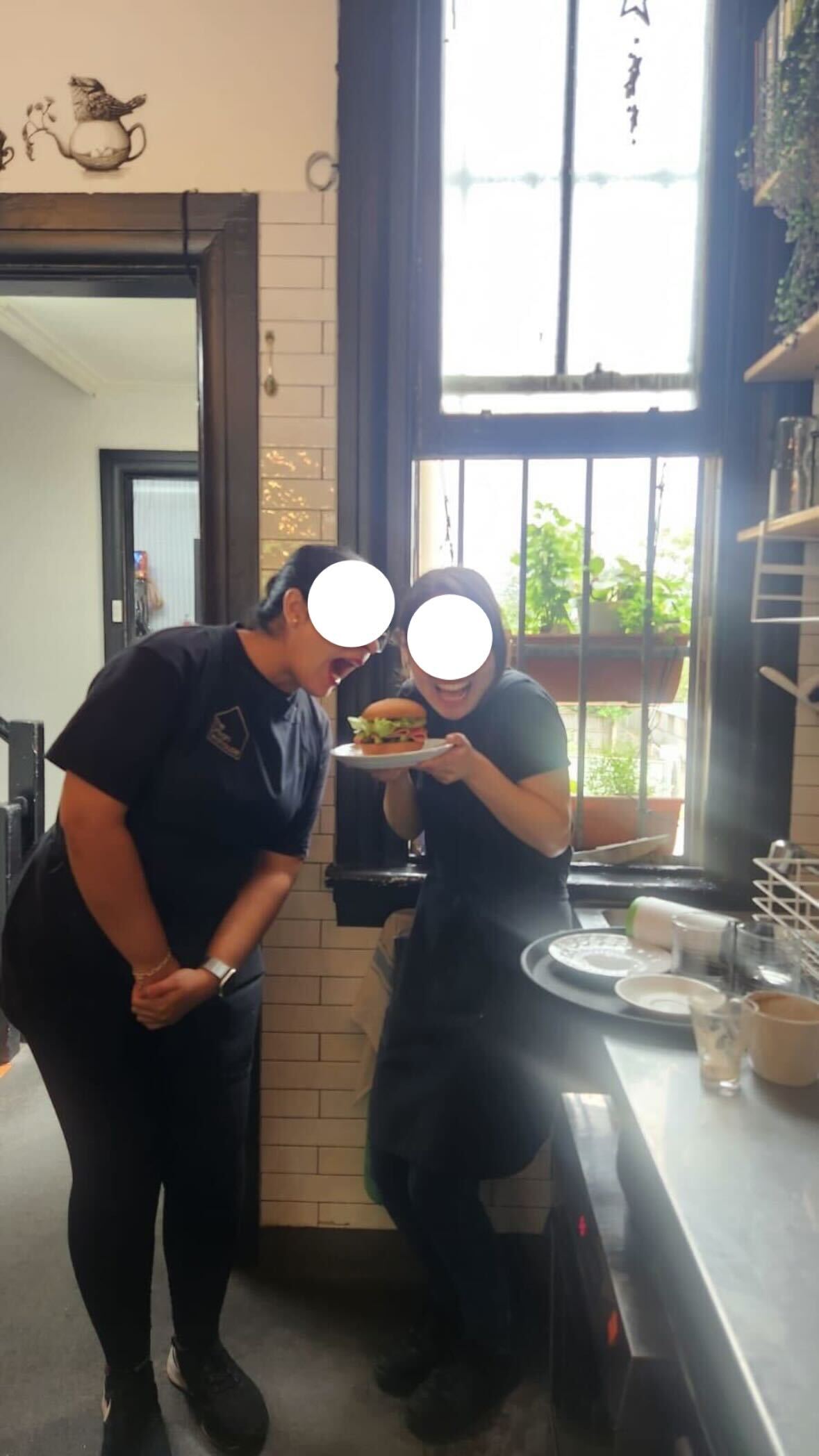 オーストラリアのカフェで働く日本人