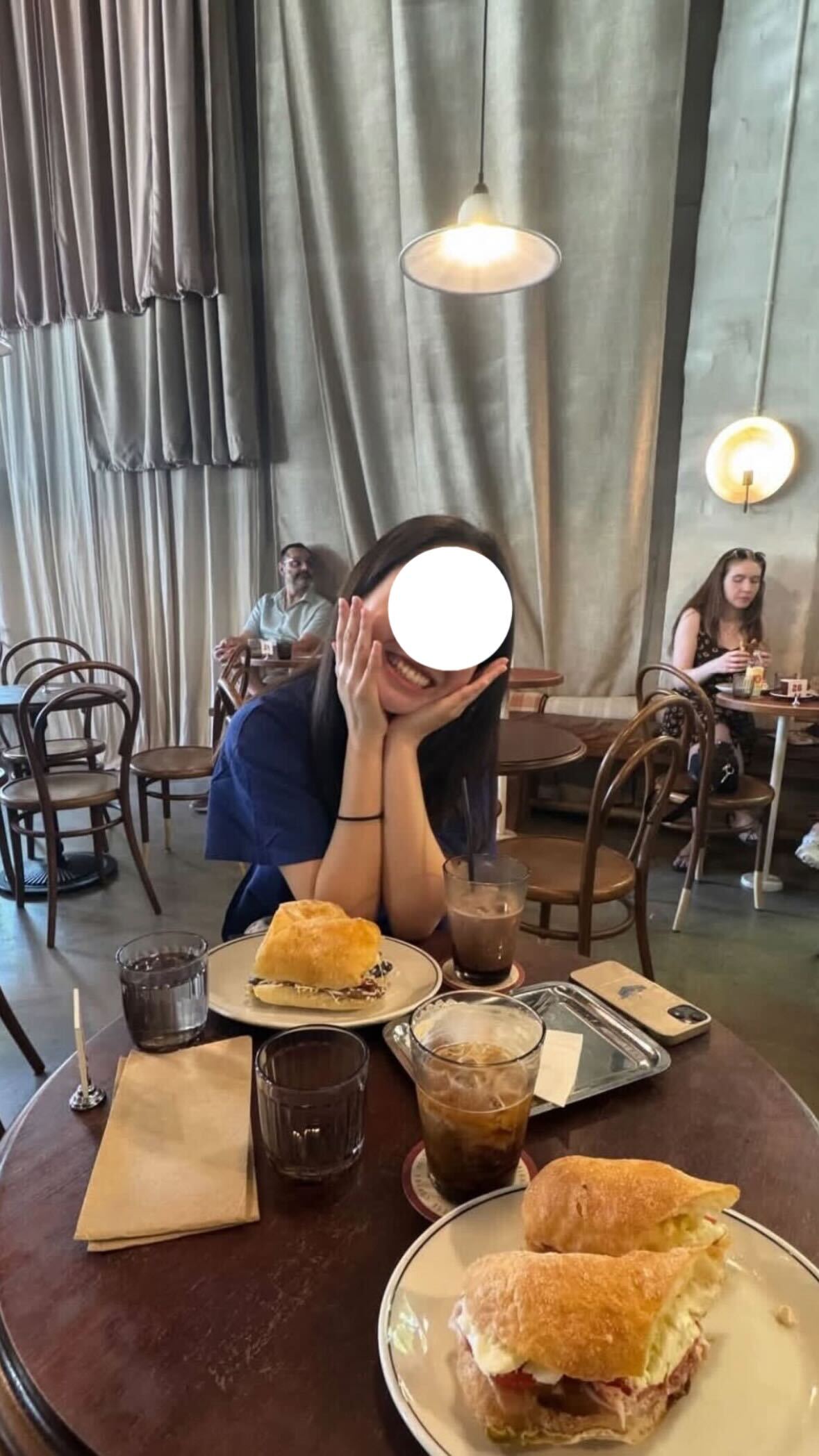 オーストラリアのカフェで看護師の仕事終わり後に同僚と楽しむ様子