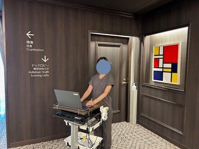 国際クリニックで英語を使って働く看護師えりこさん