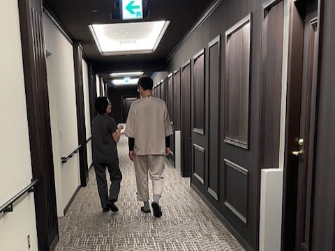 国際クリニックで外国人患者さんと話す日本人看護師えりこさん