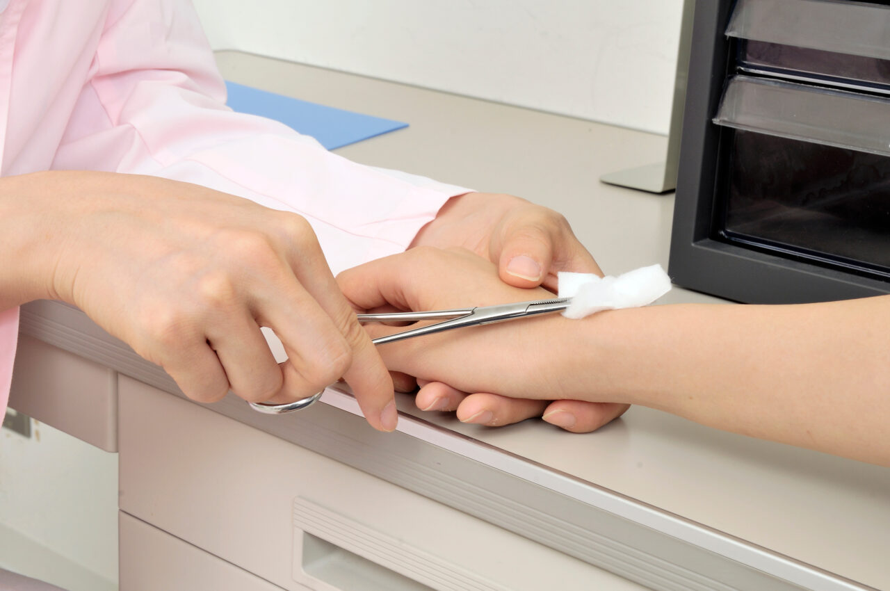 大学保健室で留学生の対応をする看護師のイメージ