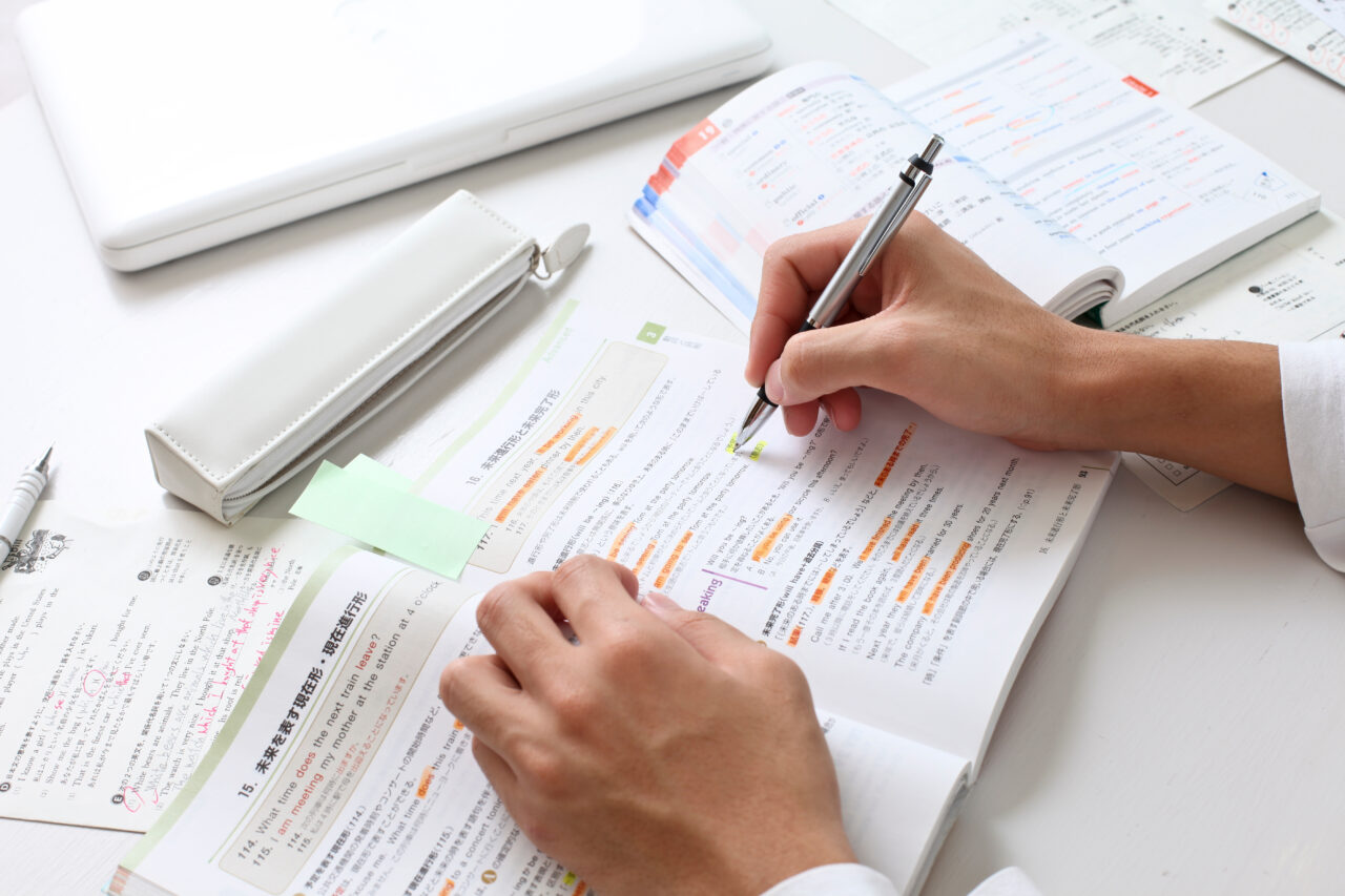 医療英語を勉強する医療従事者の手元のイメージ