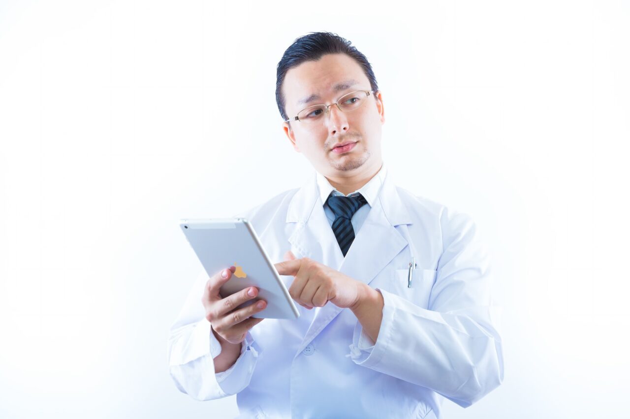 タブレットで学習内容を確認する医師