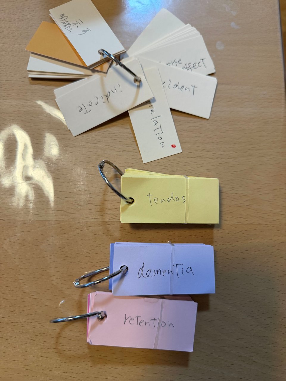 英単語を手書きした単語カード。色分けしてリングでまとめている